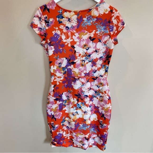 Gilli Red Floral Dress Medium wedding attire stretch fitted - Picture 5 of 5